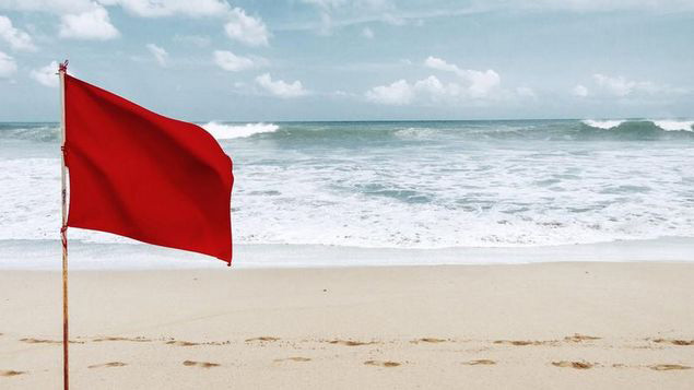 Multa-bandera-roja-playa-abogados